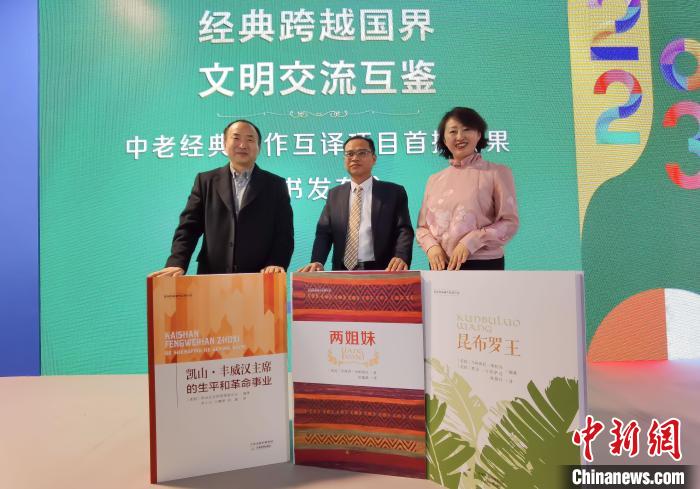 與會嘉賓在新書發(fā)布會現(xiàn)場合影留念。　天津出版?zhèn)髅郊瘓F供圖