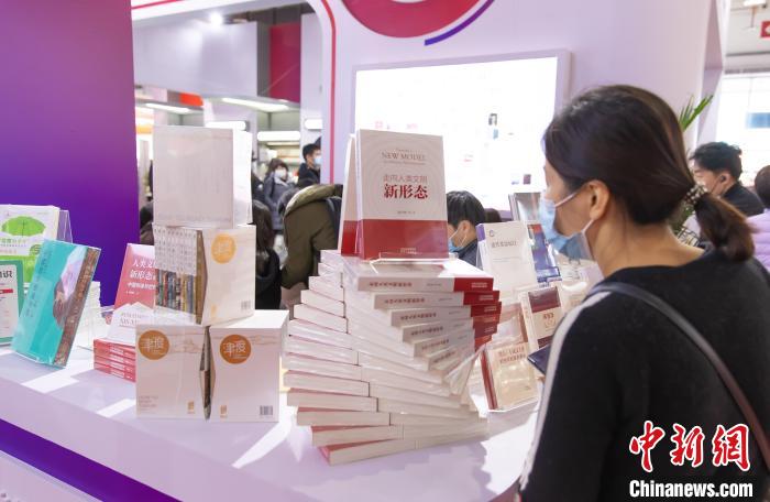 讀者在第35屆北京圖書訂貨會(huì)天津展區(qū)參觀。　王在御 攝