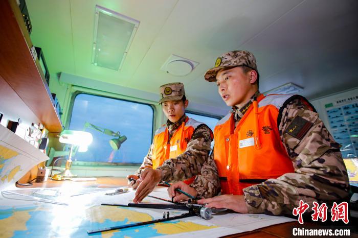 海警執(zhí)法員結(jié)合海上巡邏計(jì)劃開展海圖作業(yè)。　福州海警局供圖