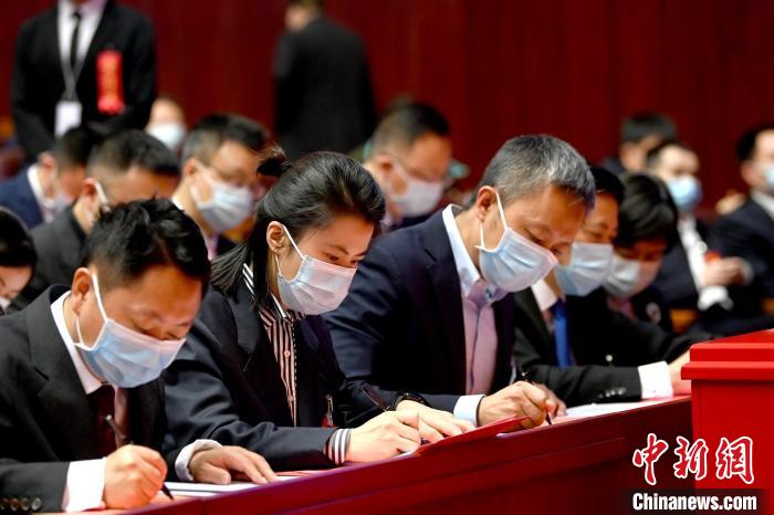 成都市十八屆人大一次會(huì)議24日下午閉幕?！“苍?攝