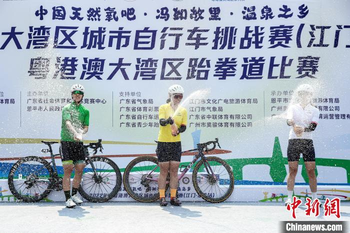 2022環(huán)粵港澳大灣區(qū)城市自行車挑戰(zhàn)賽江門恩平站鳴槍，圖為比賽現(xiàn)場?！≠愂陆M委會(huì) 攝