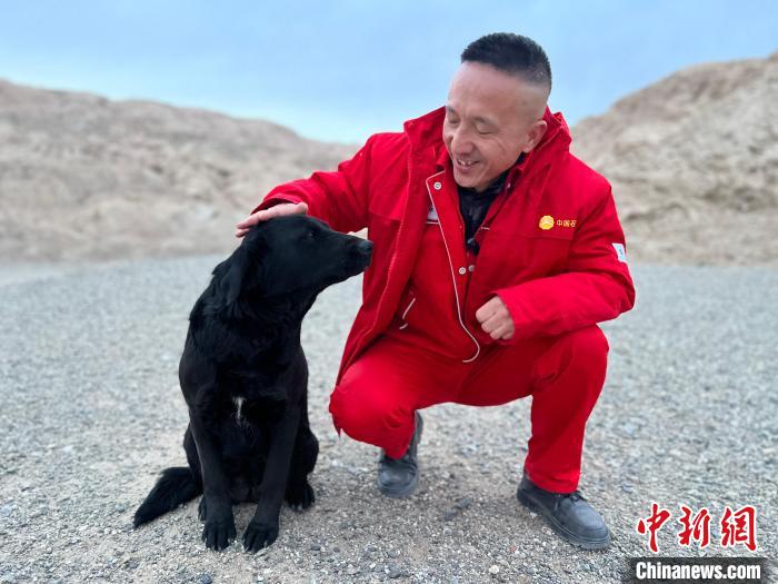 圖為熊海林和他的“小伙伴”?！±罱瓕?攝