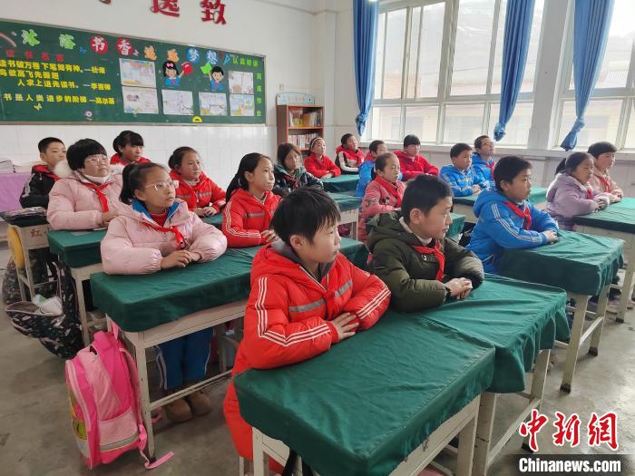 圖為靜寧縣紅寺中心小學(xué)學(xué)生收看朱彥軍錄制的“開學(xué)第一課”?！〈榉?攝