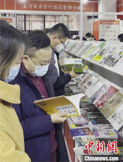 讀者在展位閱讀，關注臺灣原版圖書