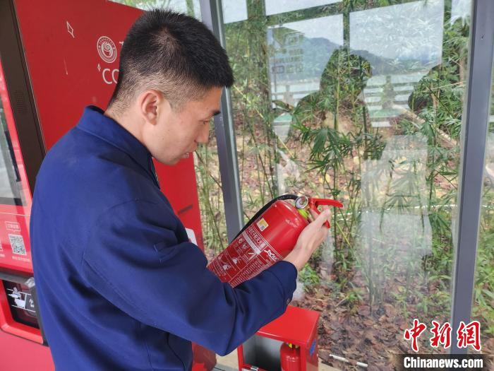 消防員對(duì)景點(diǎn)防火設(shè)施進(jìn)行檢查?！”R文鋒 攝