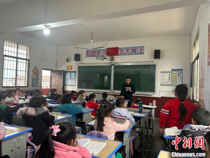 陳勝謙正在上課，教導(dǎo)一年級學(xué)生?！⒚懒?攝
