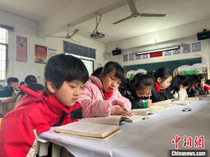 石門小學(xué)以書香校園活動破題，引導(dǎo)孩子讀書明理?！⒚懒?攝