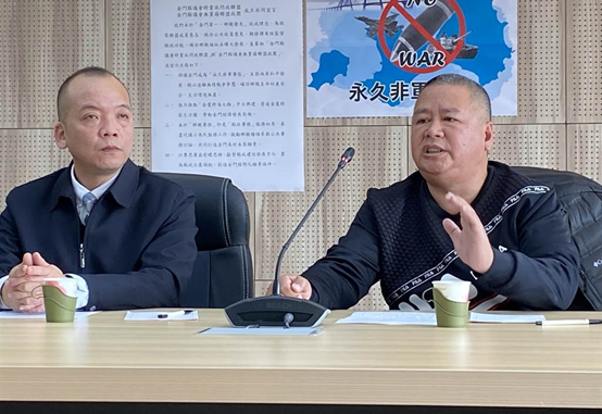 金門縣“無黨籍聯(lián)盟政團”召集人洪鴻斌(右)與“跨黨派問政聯(lián)盟”召集人陳泱瑚(左)共同在成立大會上發(fā)表4大宣言。圖自中時新聞網(wǎng).png