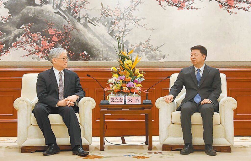 國民黨副主席夏立言（左）9日在北京與大陸國臺辦主任宋濤會面。（新華社）.jpg