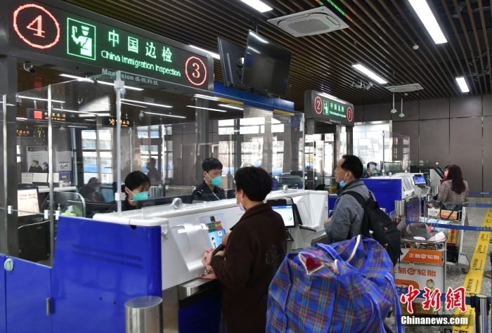 圖為抵達連江黃岐的馬祖鄉(xiāng)親在辦理相關手續(xù)。中新社記者 張斌 攝.jpg