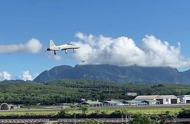 臺東志航基地F5戰(zhàn)機升空訓(xùn)練