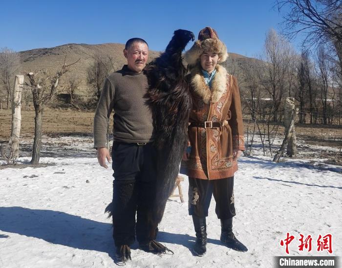 杰恩斯汗？沙拉皮(左)與兒子 古麗米娜·艾力哈孜 攝