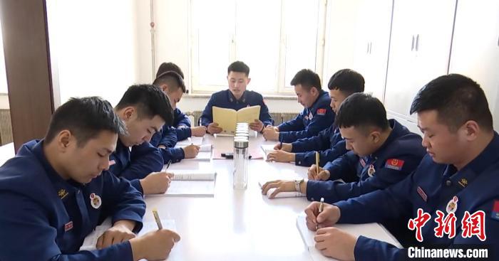 圖為劉守福和隊(duì)友們進(jìn)行理論學(xué)習(xí)?！∮邶埥?攝