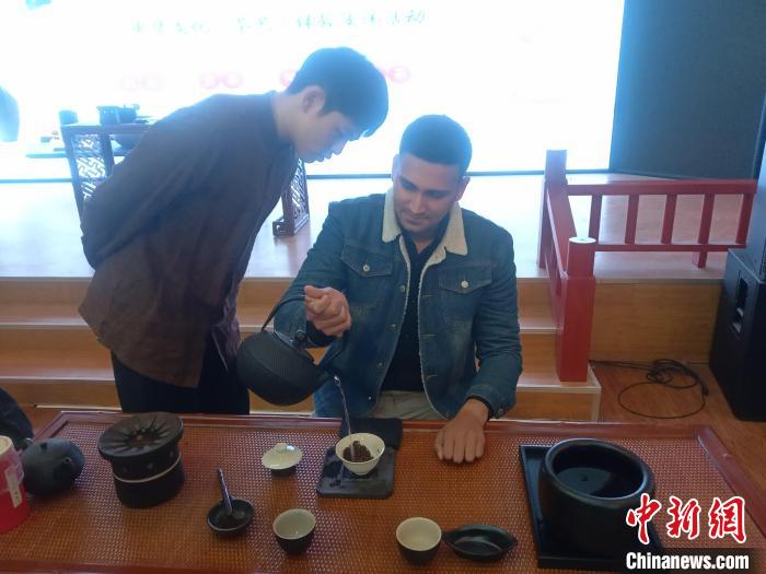 圖為拉維在學(xué)習(xí)點茶?！∈茉L者供圖