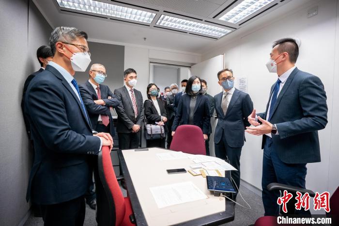 2月28日，澳門廉政專員陳子勁(右二)率團訪問香港。圖為代表團參觀香港廉署總部大樓設(shè)施?！∠愀哿鸸倬W(wǎng) 攝