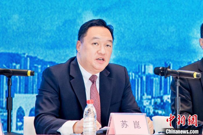 橫琴粵澳深度合作區(qū)執(zhí)委會副主任蘇崑介紹政策主要內(nèi)容及落實措施?！￡P(guān)銘榮 攝