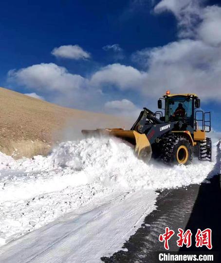 圖為阿里地區(qū)境內(nèi)降雪，公路養(yǎng)護(hù)段工作人員保通作業(yè)?！“⒗锕肥聵I(yè)發(fā)展中心養(yǎng)護(hù)段供圖