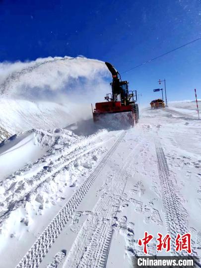 圖為阿里地區(qū)境內(nèi)降雪，公路養(yǎng)護(hù)段工作人員保通作業(yè)?！“⒗锕肥聵I(yè)發(fā)展中心養(yǎng)護(hù)段供圖