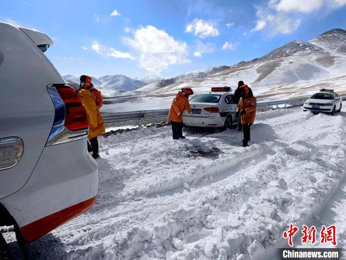 圖為阿里地區(qū)境內(nèi)降雪，公路養(yǎng)護(hù)段工作人員保通作業(yè)?！“⒗锕肥聵I(yè)發(fā)展中心養(yǎng)護(hù)段供圖