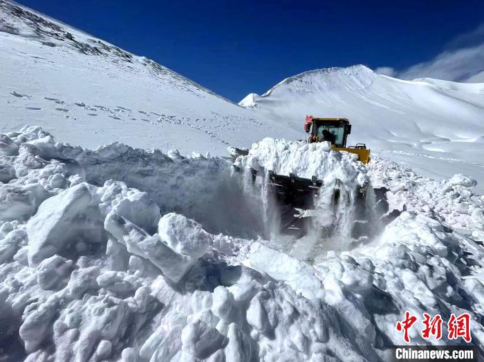 圖為阿里地區(qū)境內(nèi)降雪，公路養(yǎng)護(hù)段工作人員保通作業(yè)?！“⒗锕肥聵I(yè)發(fā)展中心養(yǎng)護(hù)段供圖