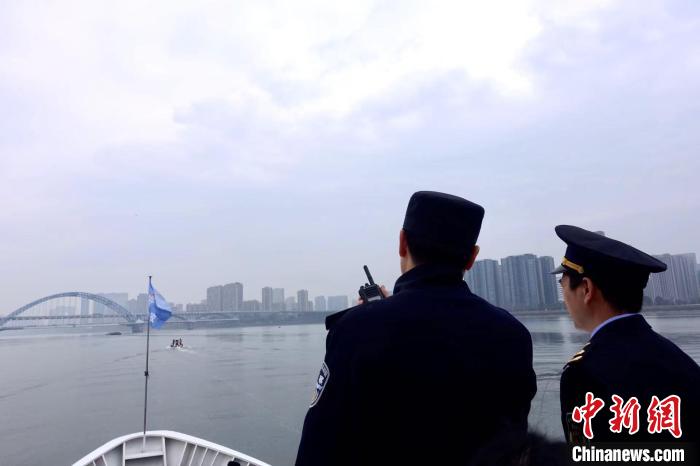 杭州多個(gè)涉水單位聯(lián)合執(zhí)法?！″X晨菲 攝