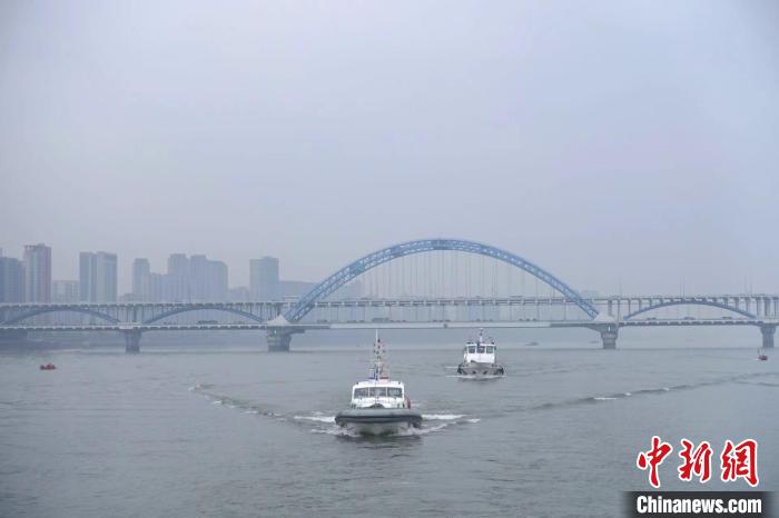 杭州多個(gè)涉水單位聯(lián)合執(zhí)法?！″X晨菲 攝