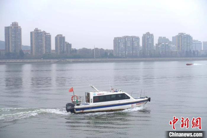 執(zhí)法艇在錢塘江上巡邏?！″X晨菲 攝