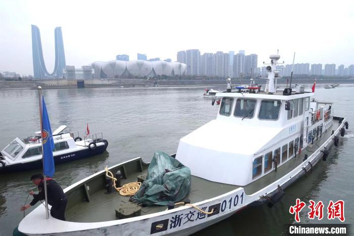 杭州多個(gè)涉水單位聯(lián)合執(zhí)法。　錢晨菲 攝
