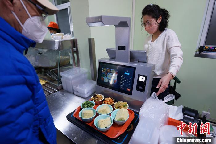 資料圖：位于天津市和平區(qū)南營(yíng)門街道的老年人“智慧食堂”投入使用。據(jù)悉，該“智慧食堂”取餐、結(jié)算均采用智能化方式，前來用餐的老人可通過面部識(shí)別或刷就餐卡綁定當(dāng)天所用的餐盤，取菜通道旁的電子屏幕可顯示所取主食、菜品的營(yíng)養(yǎng)成分表等內(nèi)容，幫助老年人合理搭配膳食。 <a target='_blank' href='/'>中新社</a>記者 佟郁 攝 　
