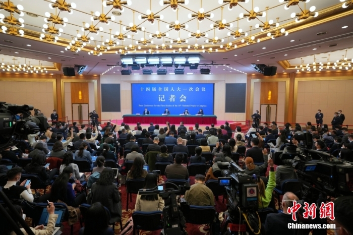 3月7日，十四屆全國(guó)人大一次會(huì)議在北京梅地亞中心多功能廳舉行記者會(huì)，外交部長(zhǎng)秦剛就“中國(guó)外交政策和對(duì)外關(guān)系”相關(guān)問題回答中外記者提問。<a target='_blank' href='/'>中新社</a>記者 毛建軍 攝