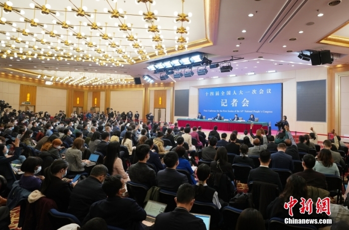 3月7日，十四屆全國(guó)人大一次會(huì)議在北京梅地亞中心多功能廳舉行記者會(huì)，外交部長(zhǎng)秦剛就“中國(guó)外交政策和對(duì)外關(guān)系”相關(guān)問題回答中外記者提問。<a target='_blank' href='/'>中新社</a>記者 毛建軍 攝