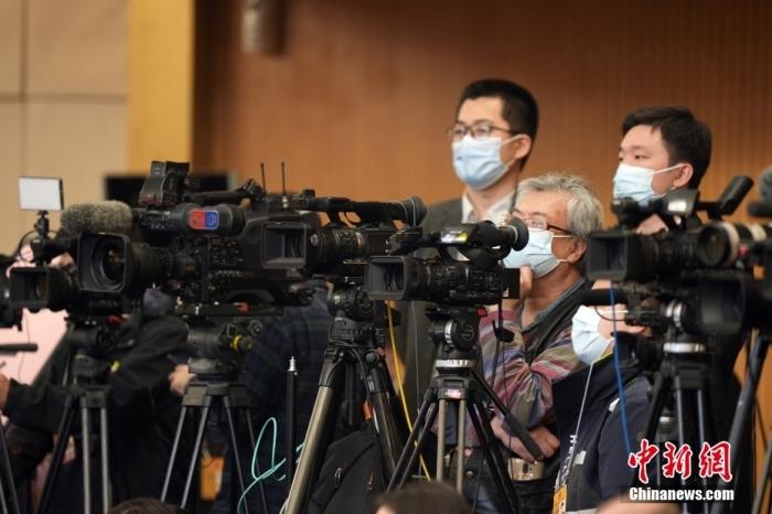 3月7日，十四屆全國(guó)人大一次會(huì)議在北京梅地亞中心多功能廳舉行記者會(huì)，外交部長(zhǎng)秦剛就“中國(guó)外交政策和對(duì)外關(guān)系”相關(guān)問題回答中外記者提問。圖為記者在現(xiàn)場(chǎng)工作。<a target='_blank' href='/'>中新社</a>記者 毛建軍 攝