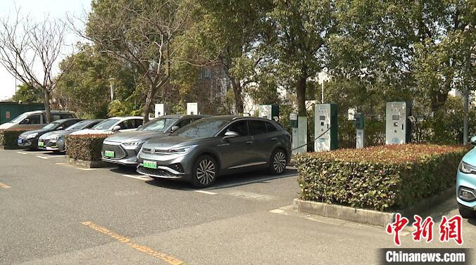 小區(qū)固定停車(chē)位上的新能源車(chē)正在充電 林鹍鵬 攝
