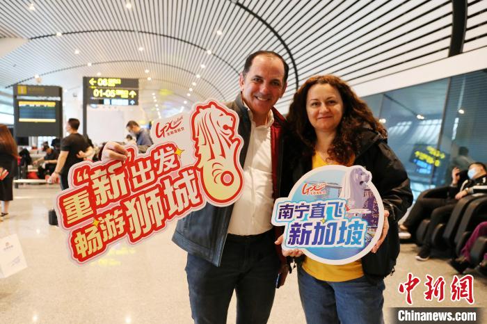 圖為乘坐南寧至新加坡航班的外籍旅客拍照留念?！↑S秉柱 攝