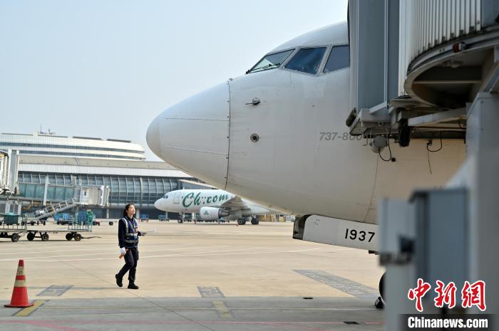 圖為咸俊進行繞機檢查。　俞靖 攝