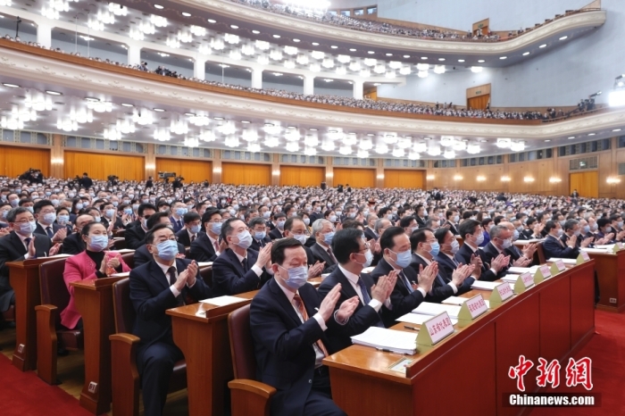 2023年3月5日，十四屆全國(guó)人大一次會(huì)議在北京人民大會(huì)堂開幕。<a target='_blank' href='/'>中新社</a>記者 盛佳鵬 攝