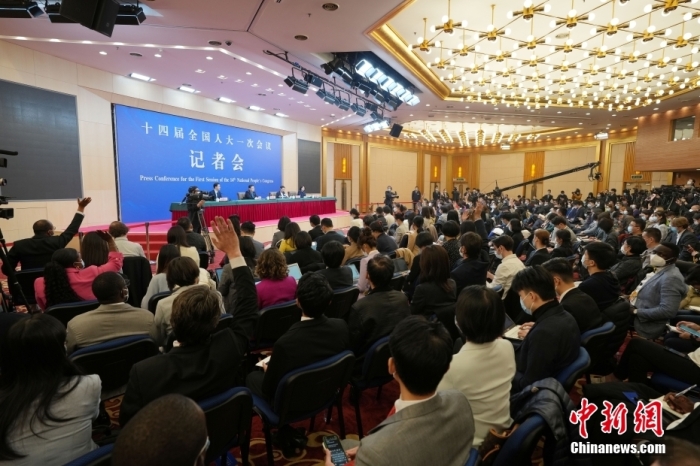 3月7日，十四屆全國人大一次會議在北京梅地亞中心多功能廳舉行記者會，外交部長秦剛就“中國外交政策和對外關(guān)系”相關(guān)問題回答中外記者提問。<a target='_blank' href='/'>中新社</a>記者 毛建軍 攝