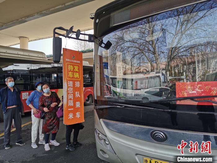 乘客自覺(jué)排隊(duì)等待乘坐鄭州104路公交車(chē)?！№n章云 攝