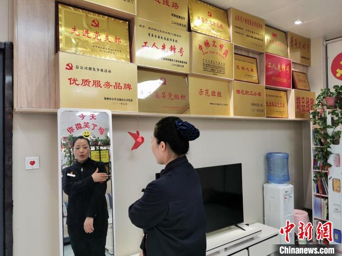 每次出車(chē)前，鄭州104路公交車(chē)駕駛員程紅巖都會(huì)認(rèn)真照鏡整理儀表?！№n章云 攝