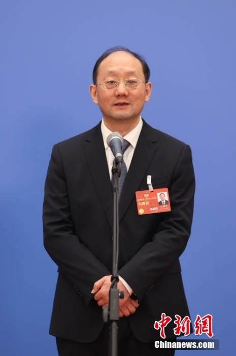 3月7日，全國政協(xié)十四屆一次會議第二場“委員通道”集體采訪活動在北京人民大會堂新聞發(fā)布廳舉行。圖為全國政協(xié)委員江利平接受媒體采訪。中新社記者 蔣啟明 攝
