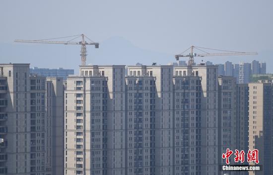 5月17日，浙江杭州城北高樓林立。杭州市房地產(chǎn)市場平穩(wěn)健康發(fā)展領(lǐng)導(dǎo)小組辦公室17日發(fā)布《關(guān)于進一步促進房地產(chǎn)市場平穩(wěn)健康發(fā)展的通知》，從優(yōu)化二手住房交易政策、完善稅收調(diào)節(jié)、更好滿足三孩家庭購房需求等方面進一步完善房地產(chǎn)市場調(diào)控。其中明確，符合條件的三孩家庭，在杭州本市限購范圍內(nèi)限購的住房套數(shù)增加1套。 <a target='_blank' href='/'>中新社</a>記者 王剛 攝