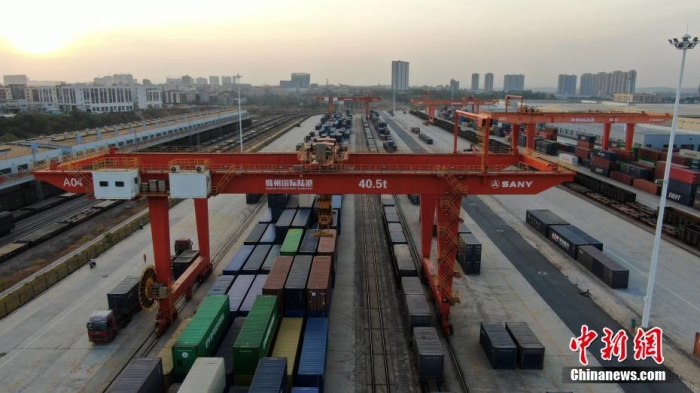 據(jù)了解，贛州國際陸港是全國第8個、也是全國革命老區(qū)唯一一個內(nèi)陸開放口岸，目前已開通5條鐵海聯(lián)運“三同”班列線路，中歐(亞)班列線路覆蓋中亞5國和歐洲主要物流節(jié)點城市。圖為在夕陽映照下，巨大的龍門塔吊正在忙碌地裝運各色集裝箱。姜濤 攝