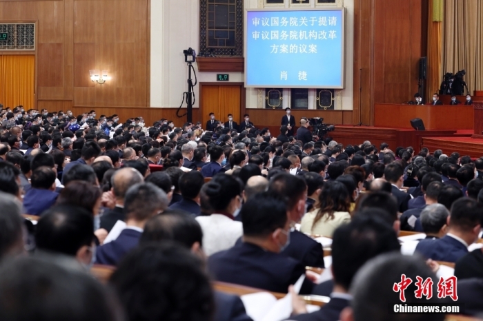 3月7日，十四屆全國人大一次會議在北京人民大會堂舉行第二次全體會議。受國務院委托，國務委員兼國務院秘書長肖捷作關于國務院機構(gòu)改革方案的說明。<a target='_blank' href='/'>中新社</a>記者 盛佳鵬 攝