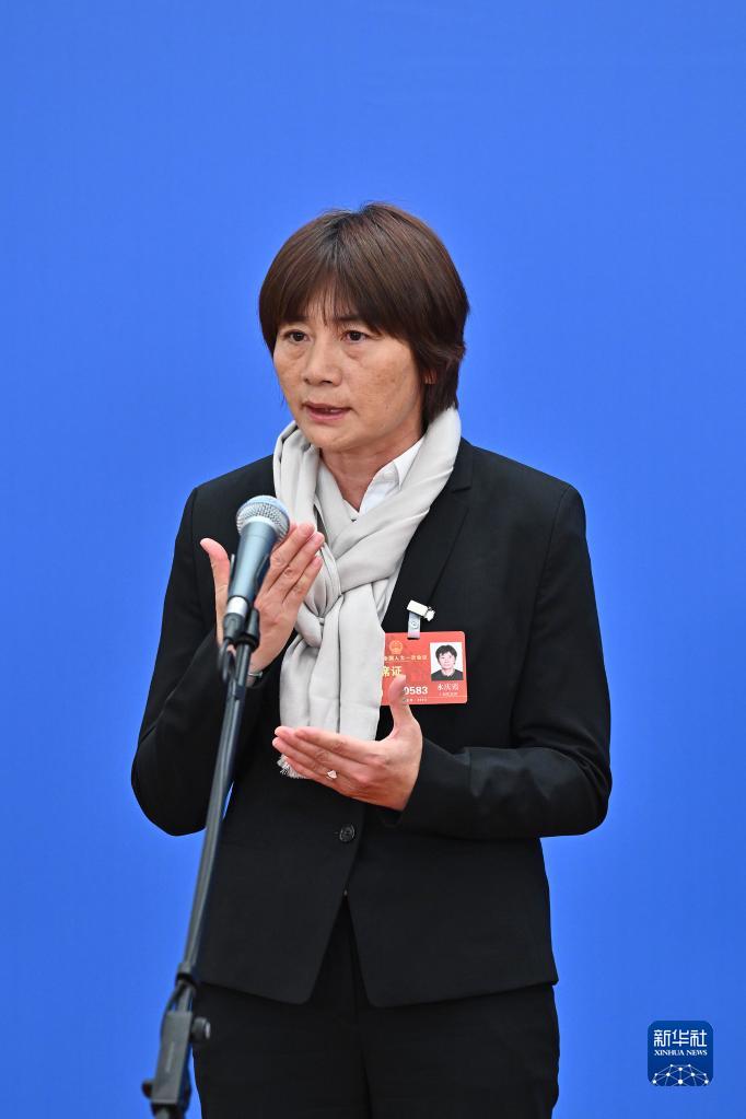 3月5日，第十四屆全國(guó)人民代表大會(huì)第一次會(huì)議舉行首場(chǎng)“代表通道”采訪活動(dòng)。這是全國(guó)人大代表水慶霞接受媒體采訪。（圖源：新華社）