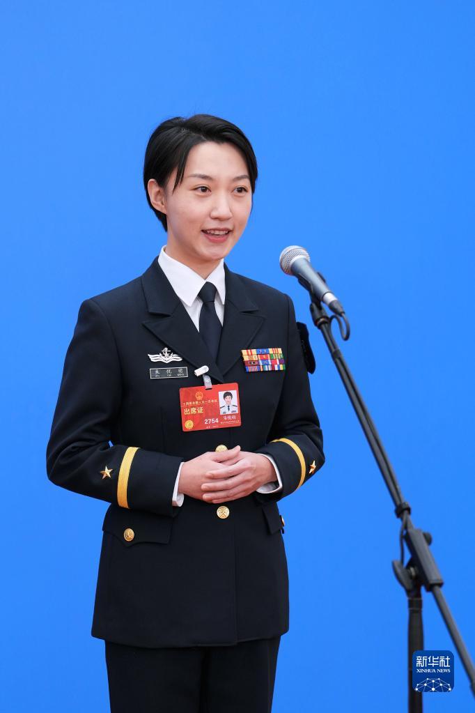 3月5日，第十四屆全國(guó)人民代表大會(huì)第一次會(huì)議舉行首場(chǎng)“代表通道”采訪活動(dòng)。這是全國(guó)人大代表朱悅萌接受媒體采訪。（圖源：新華社）