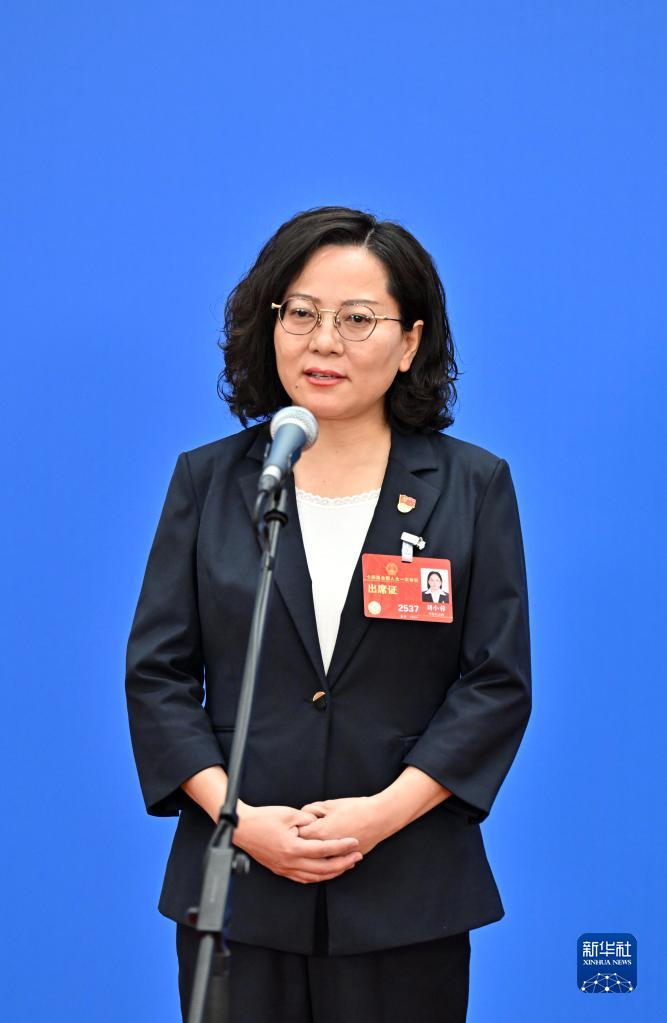 3月7日，第十四屆全國(guó)人民代表大會(huì)第一次會(huì)議舉行第二場(chǎng)“代表通道”采訪活動(dòng)。這是全國(guó)人大代表劉小蓉接受媒體采訪。（圖源：新華社）