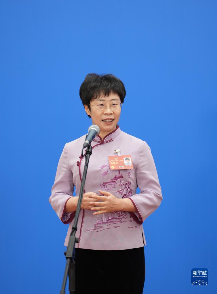 3月4日，全國(guó)政協(xié)十四屆一次會(huì)議首場(chǎng)“委員通道”集體采訪活動(dòng)在北京人民大會(huì)堂新聞發(fā)布廳舉行。這是全國(guó)政協(xié)委員蒙曼接受媒體采訪。（圖源：新華社）