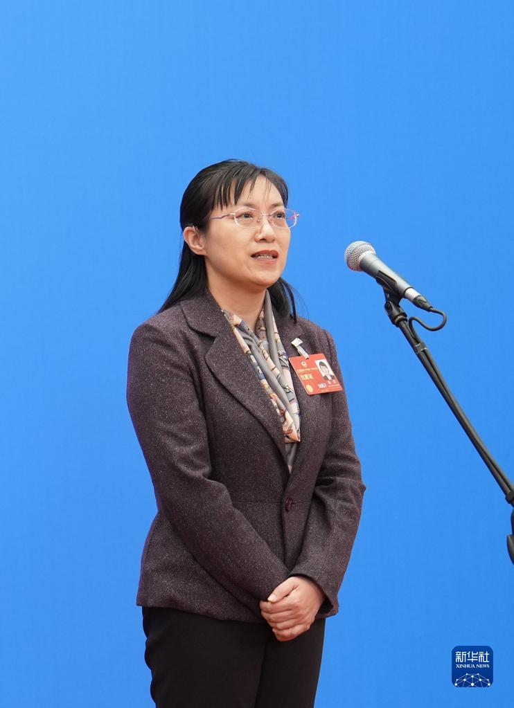 3月4日，全國(guó)政協(xié)十四屆一次會(huì)議首場(chǎng)“委員通道”集體采訪活動(dòng)在北京人民大會(huì)堂新聞發(fā)布廳舉行。這是全國(guó)政協(xié)委員楊洋接受媒體采訪。（圖源：新華社）