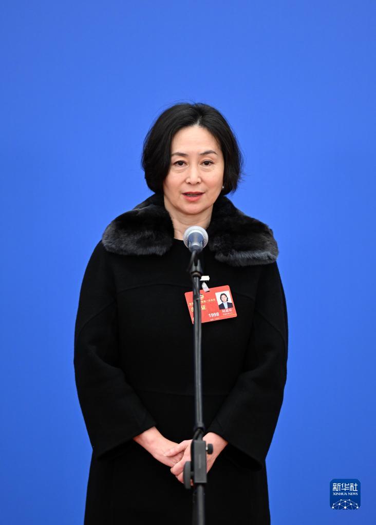 3月7日，全國(guó)政協(xié)十四屆一次會(huì)議第二場(chǎng)“委員通道”集體采訪活動(dòng)在北京人民大會(huì)堂新聞發(fā)布廳舉行。這是全國(guó)政協(xié)委員何超瓊接受媒體采訪。（圖源：新華社）