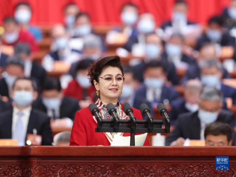 3月7日，全國(guó)政協(xié)十四屆一次會(huì)議在北京人民大會(huì)堂舉行第二次全體會(huì)議。這是迪麗娜爾·阿布拉委員作大會(huì)發(fā)言。（圖源：新華社）